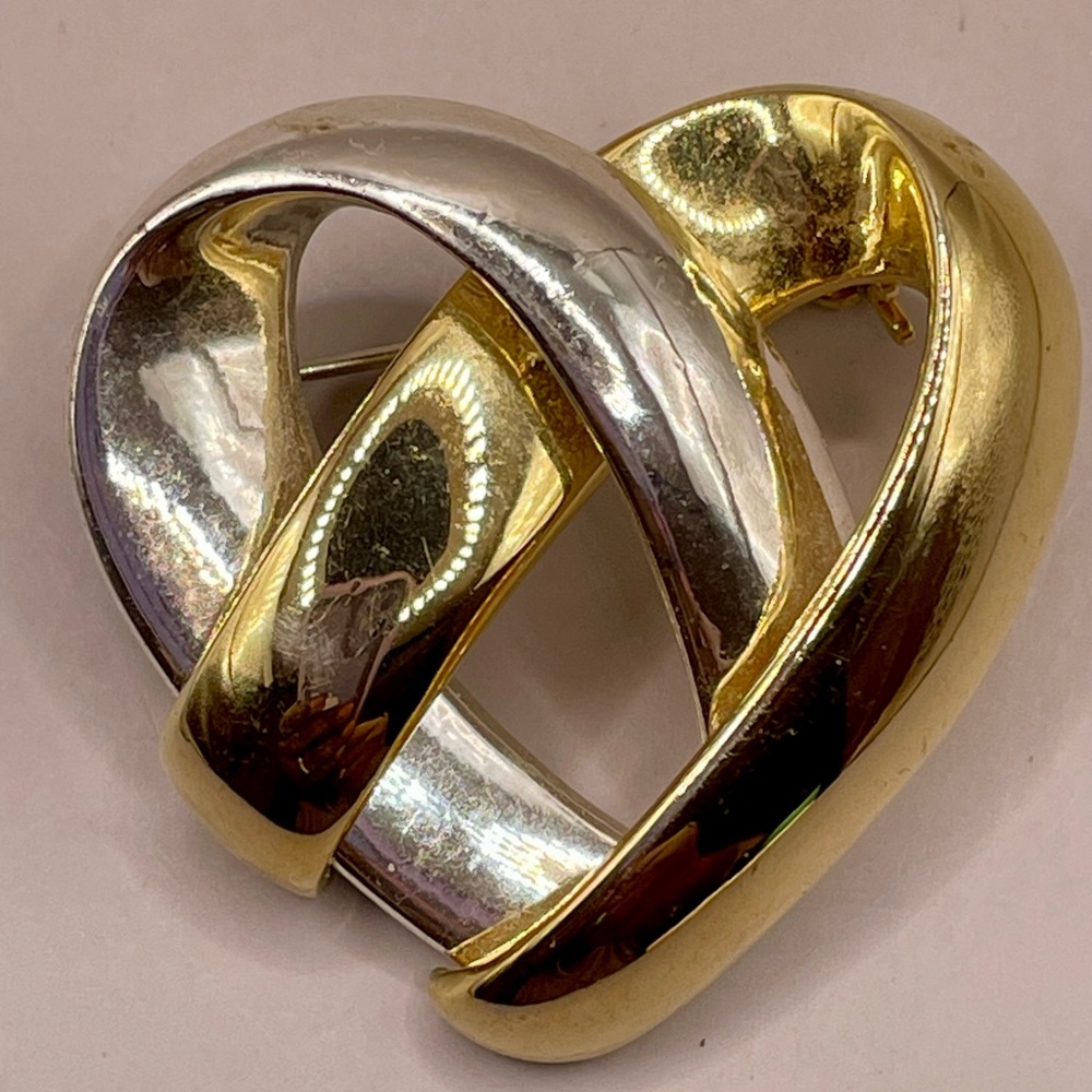 Vintage two tone metal gold/silver knotted heart pin brooch.